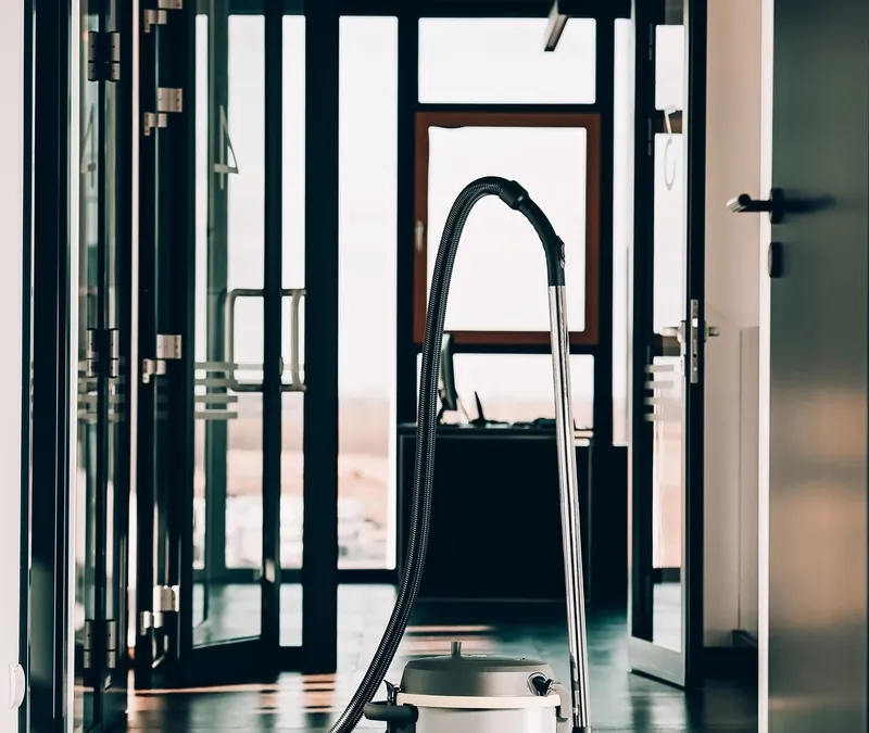 Aspirateur professionnel dans le couloir vitré d'un bâtiment tertiaire