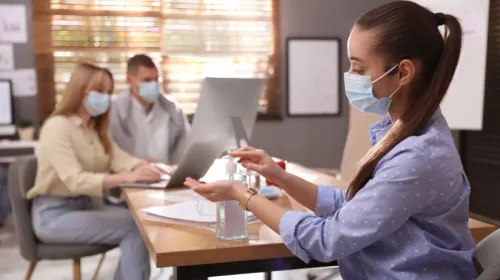 Germes en entreprise : 6 stratégies pour les réduire