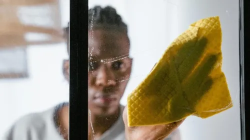 Guide pour nettoyer les vitres sans laisser de traces